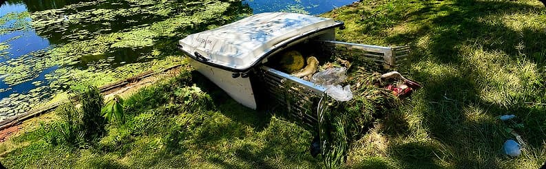 WasteShark en la orilla con la cesta llena de vegetación y residuos recogidos